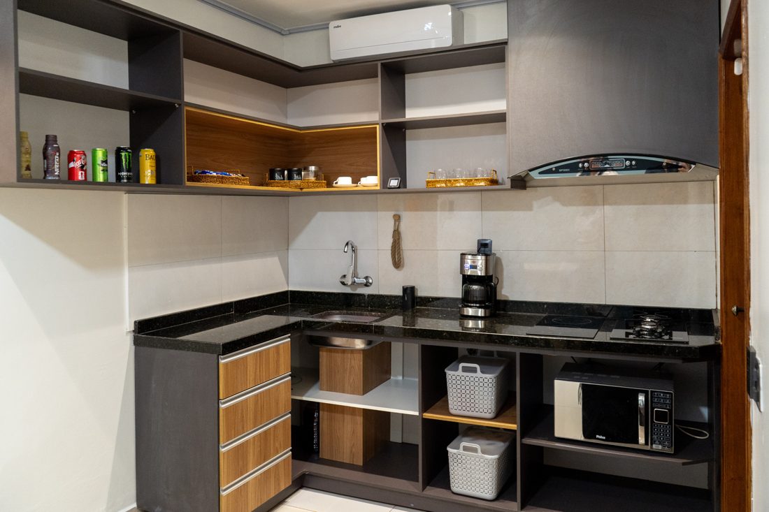 Área de coffee break com bancada e micro-ondas