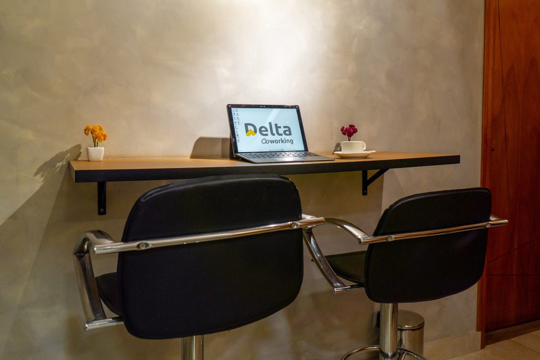 Mesa compartilhada com bancos altos